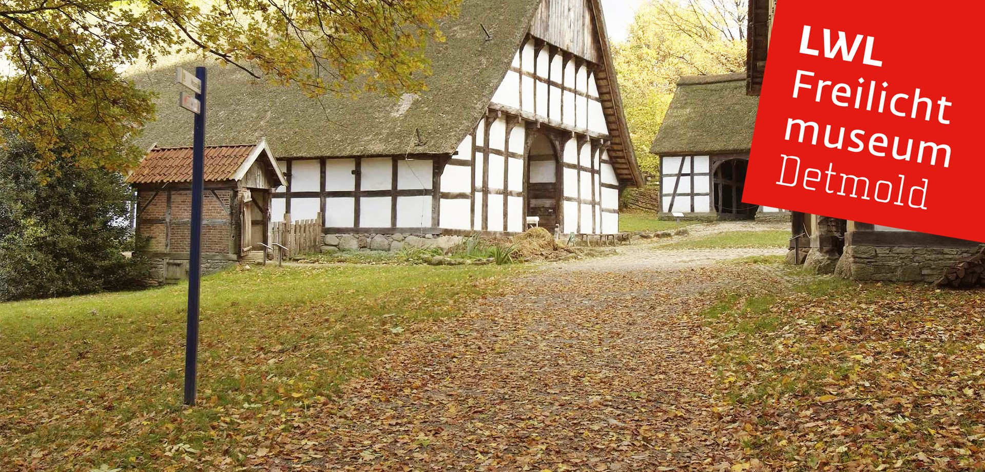 Den Osnabrücker Hof. Links das Hauprhaus, rechts die Scheune und in der Mitte im Hintergrund der Schweineschuppen