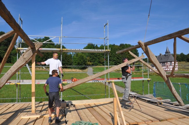 Der Dachstuhl wird aufgebaut. Es fehlt nur noch wenig bis zum Abschluss der Rohbauarbeiten.  