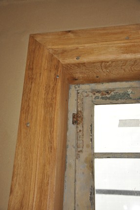 Das Eckwinkelband des ältesten Fensters ist lang und dünn mit einfachen Kloben (Haken).