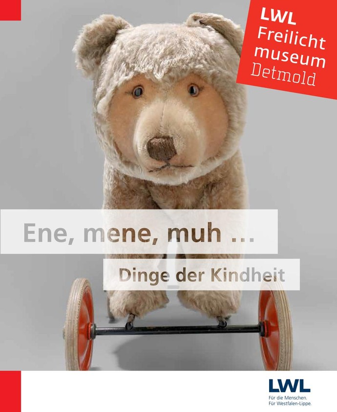 Das Titelbild unseres FREILICHTmagazins ene, mene, muh...Dinge der Kindheit. Auf dem Bild ein Teddybär auf Rollen